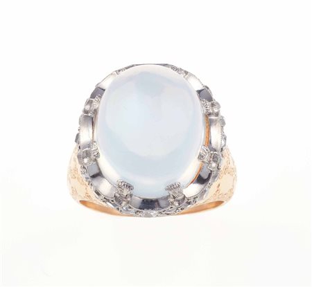 Anello con clair de lune taglio cabochon e piccoli diamanti montatura in oro...