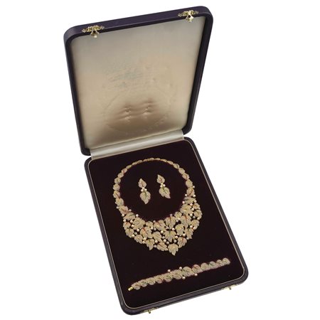 Parure composta da grande girocollo, bracciale ed orecchini con diamanti,...