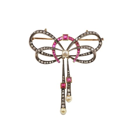 Spilla/pendente con rubini sintetici, rosette di diamante e piccole perle...