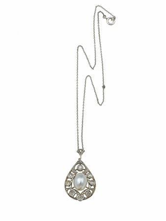 Pendente con perla naturale di ct 8.14 montatura in oro giallo e bianco...