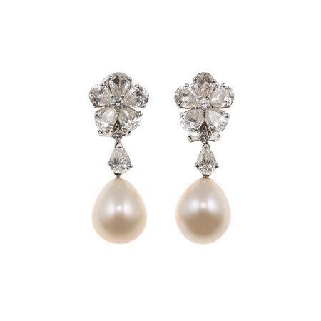 Orecchini con diamanti taglio goccia e brillante per totale ct 3.40 circa e...