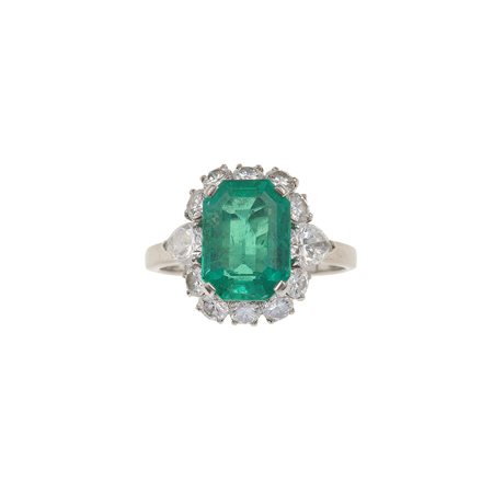 Bulgari. Anello con smeraldo Colombia di ct 3.10 circa e diamanti per ct 1.44...