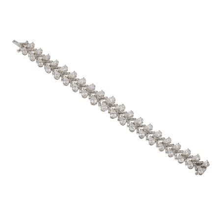 Bracciale con diamanti taglio goccia e baguettes per ct 23.00 circa montatura...