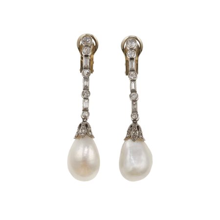Orecchini pendenti con due perle naturali, acqua salata, di ct 17.48 e 18.02...