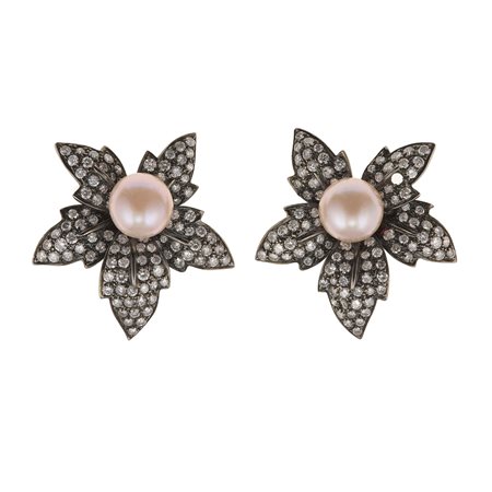 Sabbadini. Orecchini con diamanti e perle coltivate montatura in oro bianco...
