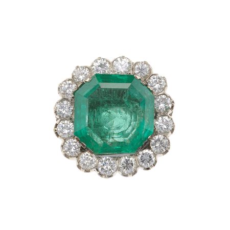 Anello con smeraldo Colombia di ct 7.45 circa e diamanti per ct 2.08 circa...