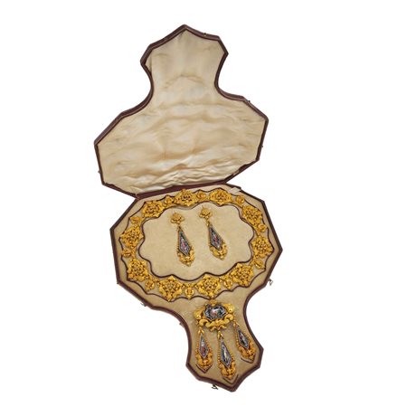 Demi-parure composta da collana con pendente/spilla ed un paio di orecchini...