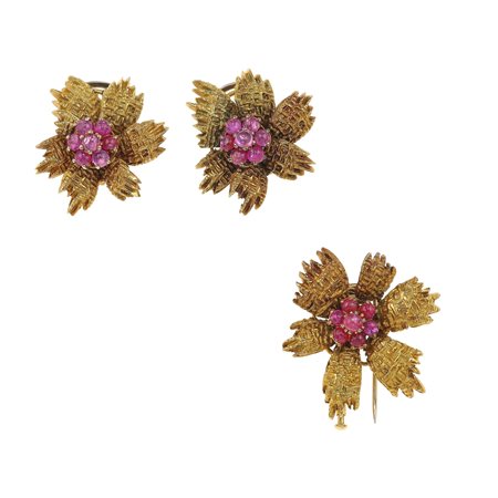 Demi-parure composta da clip ed orecchini con rubini montature in oro giallo...