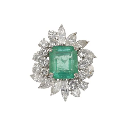 Anello con smeraldo Colombia di ct 5.50 circa e diamanti a contorno montatura...