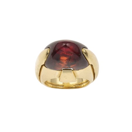 Calderoni. Anello con granato taglio pan di zucchero montatura in oro giallo...