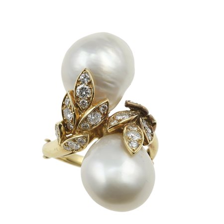 Van Cleef & Arpels. Anello con perle barocche e diamanti montatura in oro...