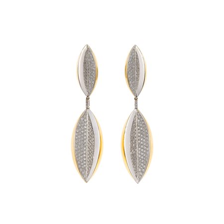 Cusi. Orecchini pendenti con pavè di diamanti montature in oro giallo ed oro...