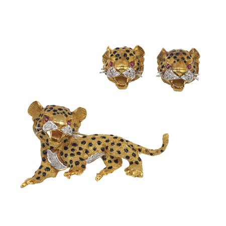 Demi-parure composta da spilla ed orecchini con smalto, diamanti e rubini...