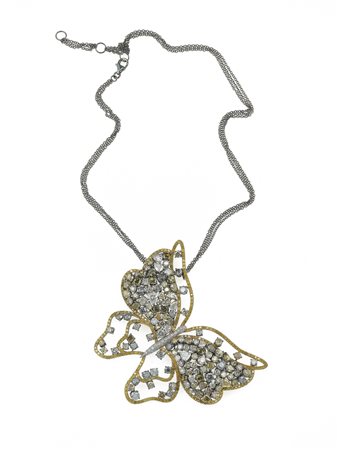 Collana con grande pendente a forma di farfalla con diamanti e diamanti fancy...