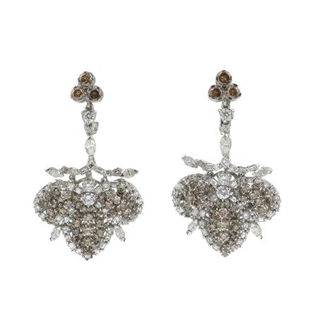 Orecchini pendenti con diamanti bianchi e fancy montatura in oro bianco...