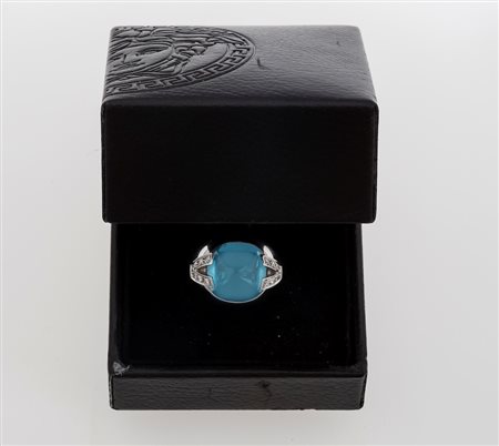 Versace. Anello con acquamarina e diamanti montatura in oro bianco 750/1000....