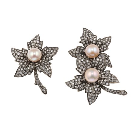 Sabbadini. Coppia di spille con diamanti e perle coltivate montature in oro...