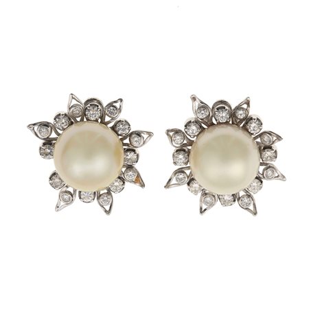 Orecchini con perle mabè e diamanti montatura in oro bianco 750/1000....