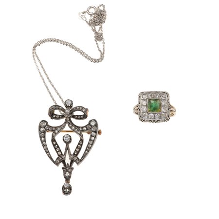 Lotto composto da un girocollo con pendente/spilla ed un anello con smeraldo...