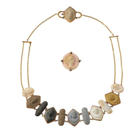 Demi-parure composta da girocollo e spilla con cammei in calcedonio tinto,...