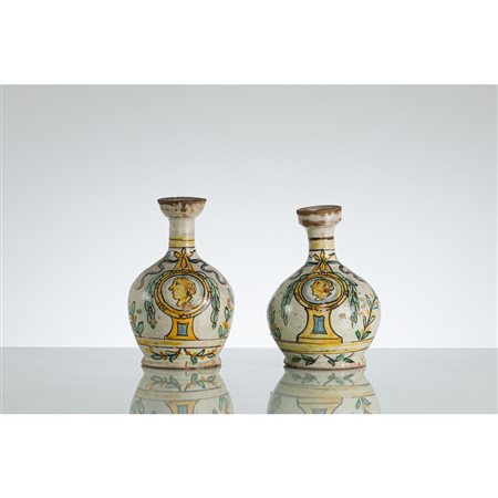 MANIFATTURA CALATINA XVIII SECOLO, Coppia di bottiglie