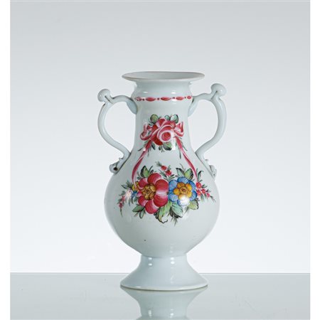 MANIFATTURA ITALIANA DEL XVIII SECOLO, Vaso a due anse