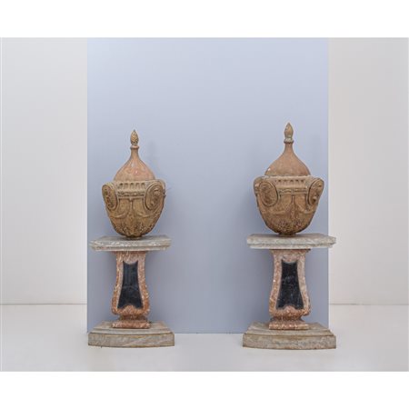 MANIFATTURA ITALIANA DEL XIX SECOLO, Coppia di basi in marmo