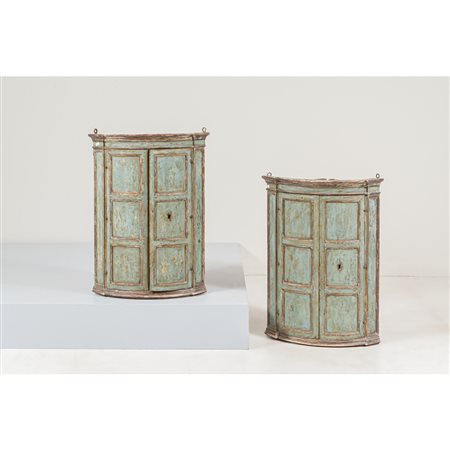 MANIFATTURA SICILIANA DEL XVIII SECOLO, Coppia di angoliere