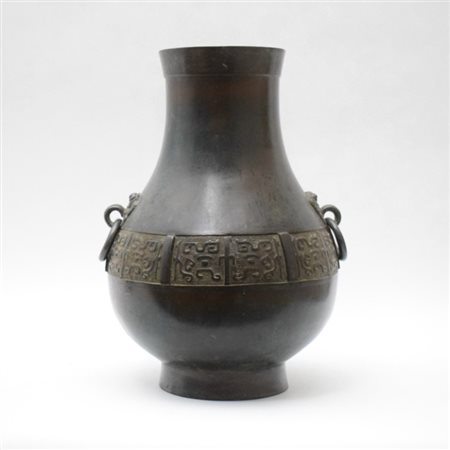 A Chinese bronze vase Hu