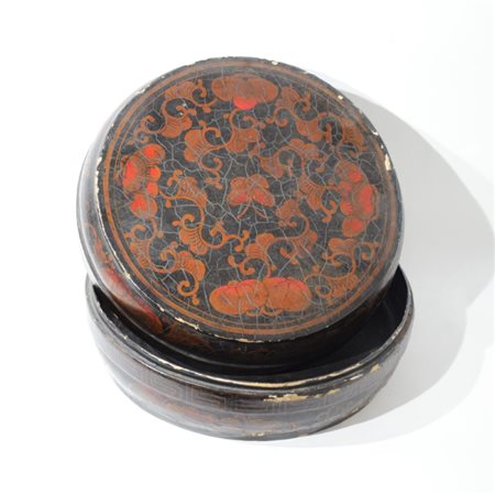 A Chinese lacquer round box