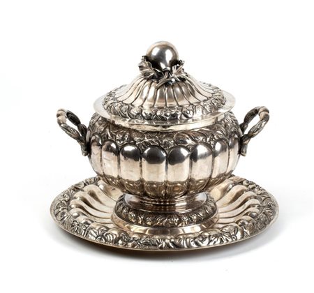 Zuppiera italiana in argento con sottopiatto Napoli, 1832-1872 Altezza x...