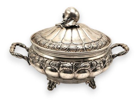 Zuppiera italiana in argento Napoli, 1832-1872 Altezza x diametro: 19 x 29...