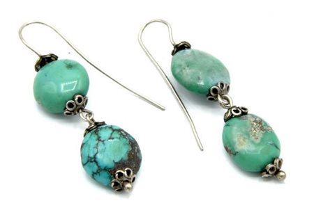 COPPIA DI ORECCHINI IN PIETRE DURE E METALLO ARGENTATO