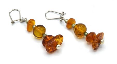 COPPIA DI ORECCHINI PENDENTI CON ELEMENTI IN AMBRA lunghezza cm 6