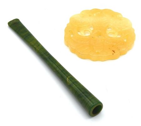 LOTTO COMPOSTO DA: - bocchino portasigarette in giadeite - pendente in...