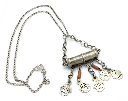 LUNGA COLLANA IN ARGENTONE CON PENDENTE A CILINDRO E PICCOLE MANI DI FATIMA...