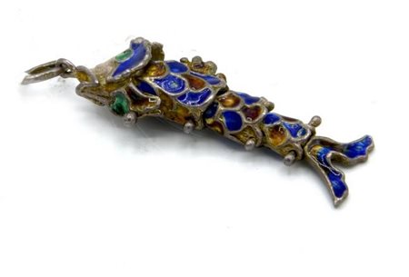 PENDENTE IN ARGENTONE E SMALTI MODELLATO A PESCE lunghezza cm 4,5