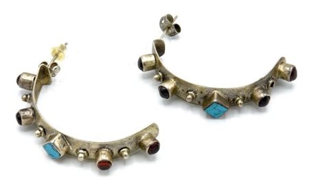 ORECCHI A MEZZALUNA IN ARGENTONE DECORATI CON TURCHESE E PICCOLE PIETRE DURE...