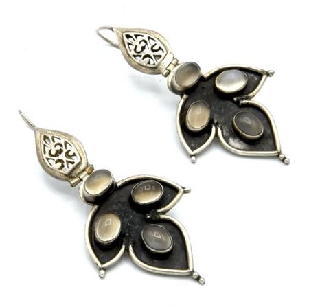 ORECCHINI IN ARGENTO MODELLATI A FOGLIA STILIZZATA CON PIETRE DURE lunghezza...