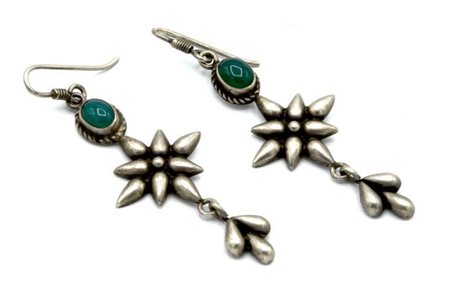 ORECCHINI PENDENTI IN ARGENTO MODELLATI A STELLA CON PIETRA DURA COLOR VERDE...