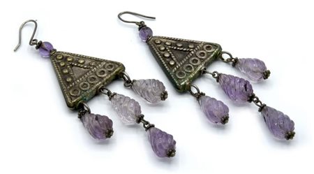 ORECCHINI MODELLATI A TRIANGOLO CON PENDENTI PASTE VITREE SUI TONI DEL VIOLA...