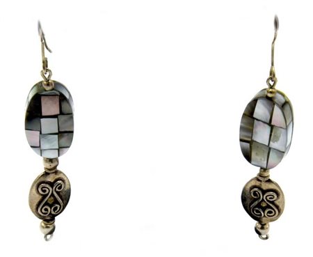 ORECCHINI PENDENTI CON OVALI DECORATI IN MADREPERLA lunghezza cm 7