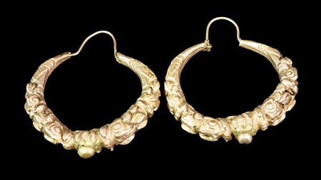 COPPIA DI ORECCHINI CON MOTIVI VEGETALI in argentone, modellati a...