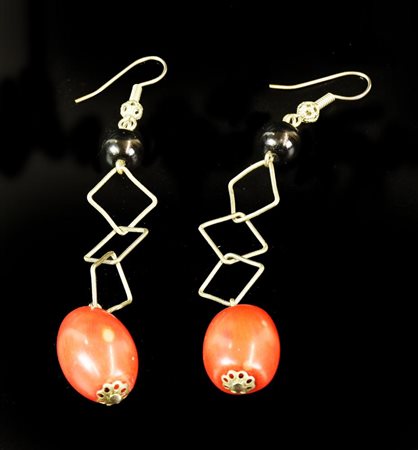 COPPIA ID ORECCHINI PENDENTI con sfere rosse e nere, lunghezza cm 8