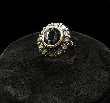 ANELLO IN ORO A BASSO TITOLO, ARGENTO, DIAMANTI E ZAFFIRO anello a corolla...