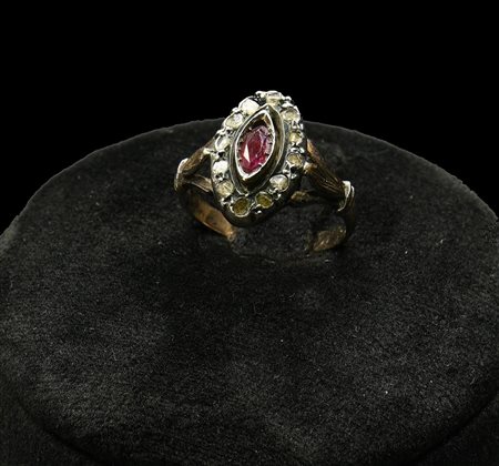 ANELLO IN ORO A BASSO TITOLO, ARGENTO, DIAMANTI E RUBINO anello realizzato a...