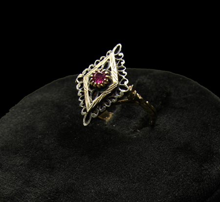 ANELLO IN ORO A BASSO TITOLO, ARGENTO E RUBINO anello realizzato a losanga...