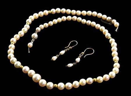 PARURE DI PERLE composta da: - orecchini chiusura a monachella aperta con due...