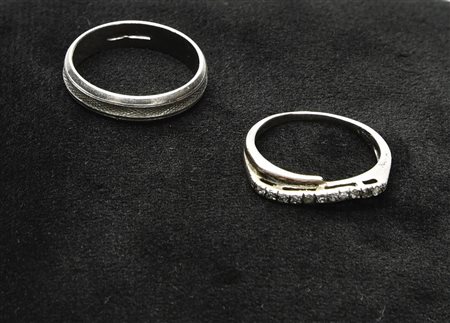 COPPIA DI ANELLI IN ARGENTO anello con fascia centrale zigrinata (misura 13)...