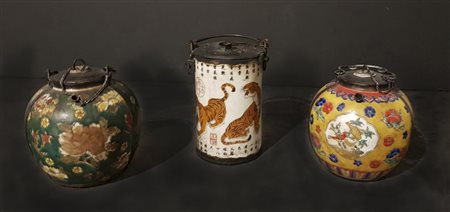 Cina. I metà del XX secolo
Tre versatoi con tigri ed elementi floreali